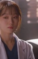 Dr. Romantic Korean drama Season 2 Episode 14 - Teacher Kim tasks Woo-jin with a final assignment. Min-guk performs surgery on a VIP patient despite pushback from Shim Hye-jin.